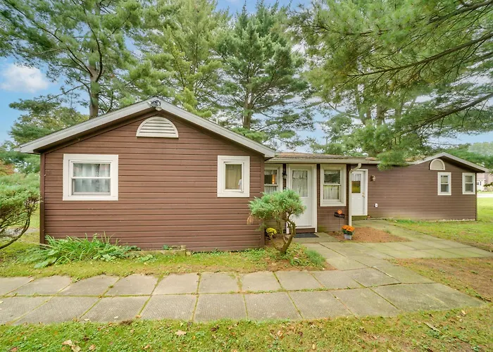 Walk To Beach & Lake: Idyllic Escape In Edinboro!