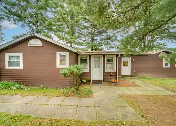 Walk To Beach & Lake: Idyllic Escape In Edinboro!