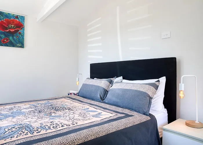 Classy Modern Unit Close To Airport, Shops And Bus