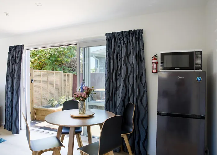 Classy Modern Unit Close To Airport, Shops And Bus