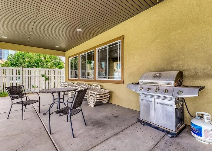 Cedar Getaway - Hot Tub, Private Sauna, Pool-Pong!
