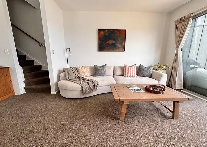 Charming Lakeview Golf Villa