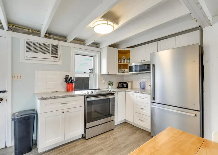 Charming Westbrook Cottage, Steps To Private Beach