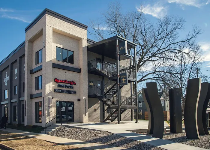 Fall At Golden Goose Including King Bed, Parking, Security And Laundry
