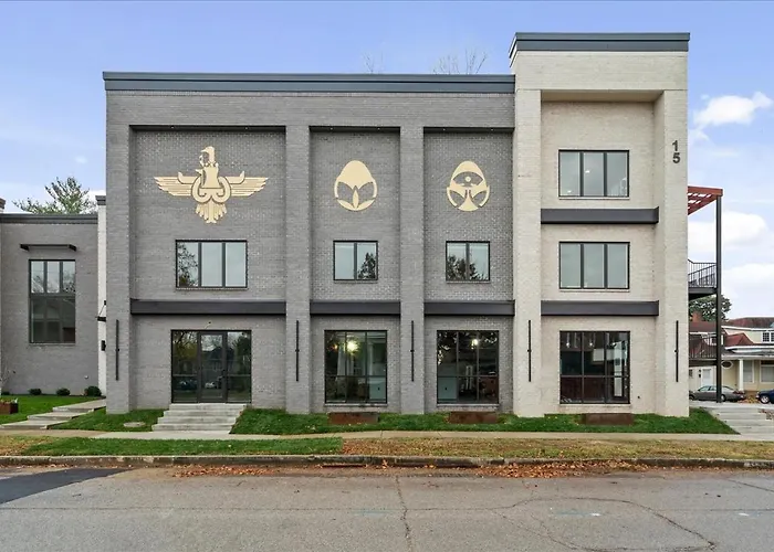 Fall At Golden Goose Including King Bed, Parking, Security And Laundry