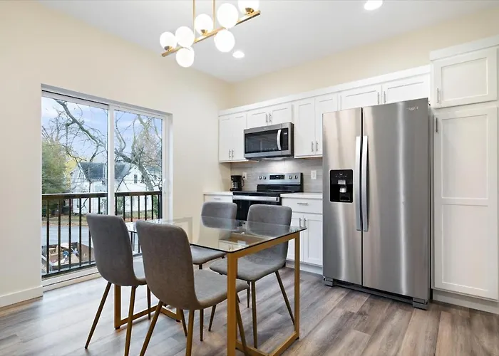 Fall At Golden Goose Including King Bed, Parking, Security And Laundry