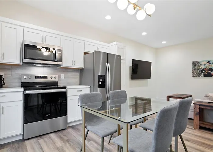 Fall At Golden Goose Including King Bed, Parking, Security And Laundry