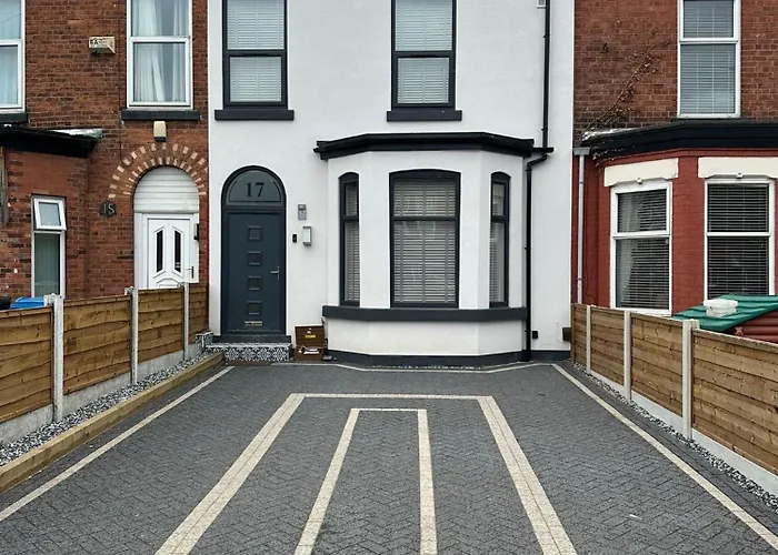 Luxury 6-Bed Home Near City Centre, Sleeps 12 Plus- Cinema Room, Games Room, 5 Bathrooms & Driveway For Multiple Cars