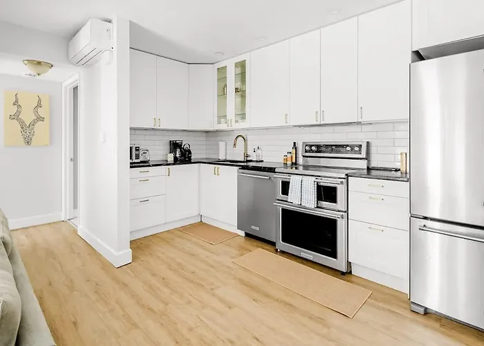 Bright & Modern - King Suite - Creekside Trail