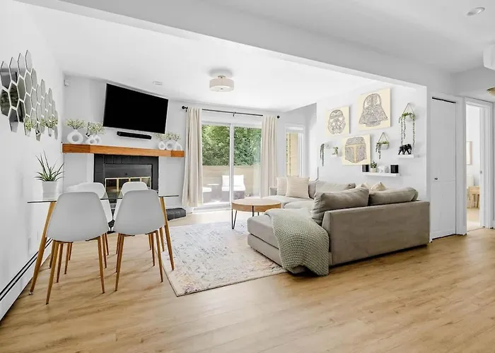 Bright & Modern - King Suite - Creekside Trail