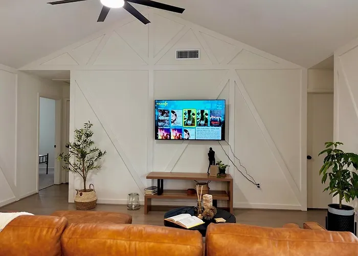 King Bed Suite In Conroe , Garage Available