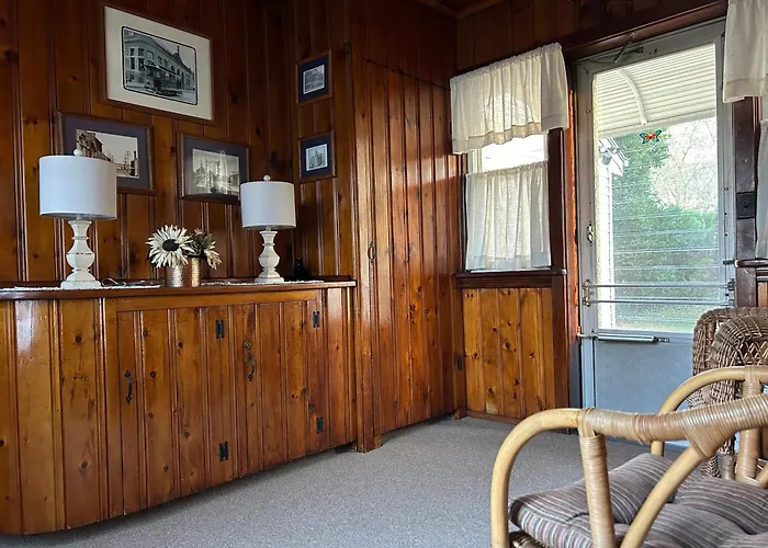 Furnished And Flexible At Buttonwood Park - Perfect For Longer Stays!