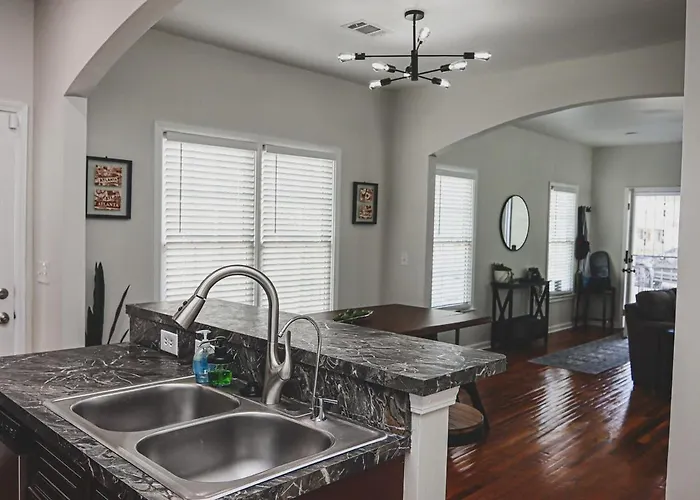 Walkable! Mins From Stadium, Gwcc, Aquarium