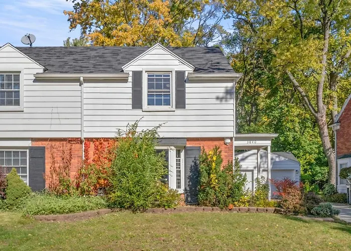Modern Townhouse Near Everything Shopping Center