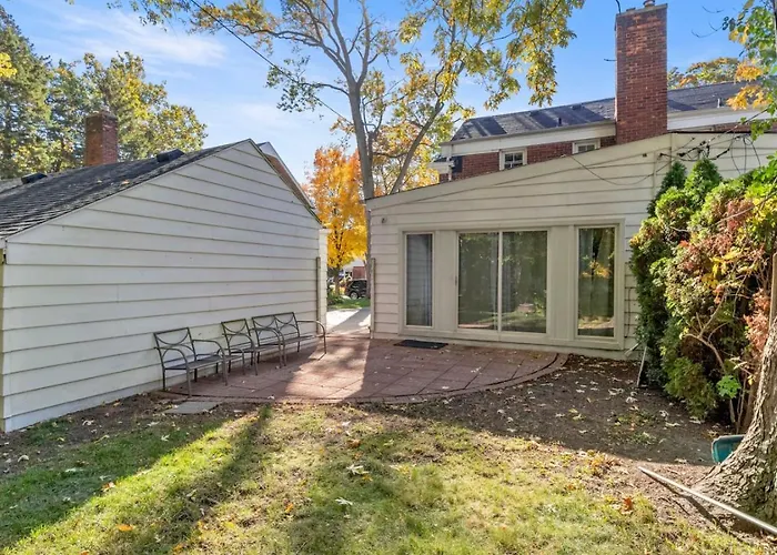 Modern Townhouse Near Everything Shopping Center