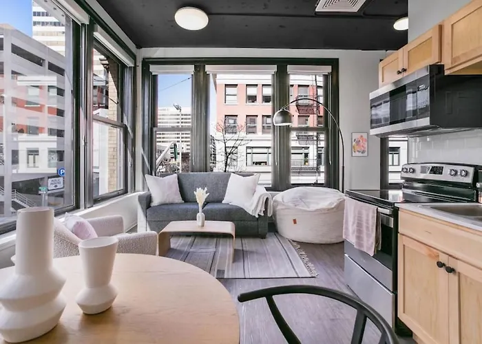 Urban Soho Suite In The Heart Of Downtown