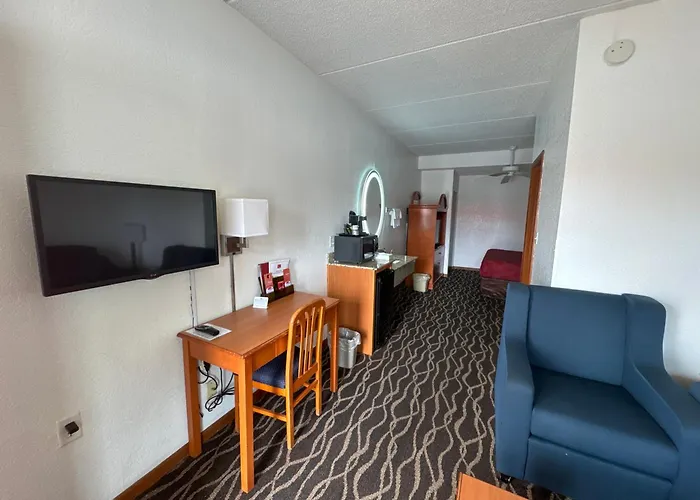 Econo Lodge Inn & Suites
