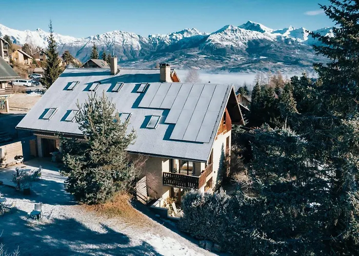Maison L'Aiguille: Mountain Retreat with Guest Apartments