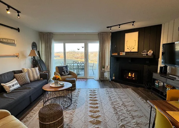 Newly Updated Modern, Spacious, And Cozy Condo- Right On The Lake!