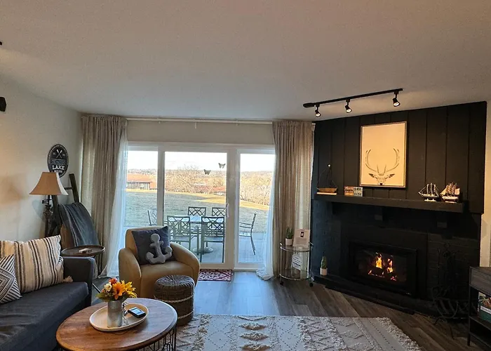 Newly Updated Modern, Spacious, And Cozy Condo- Right On The Lake!