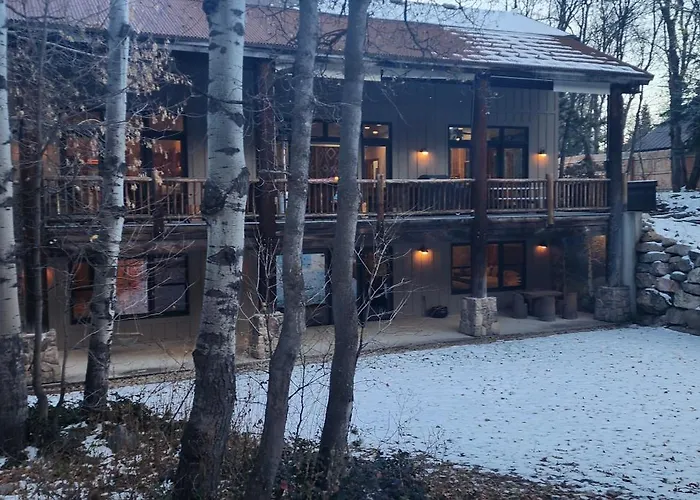 Sundance Spacious Vaulted Ceiling Cabin, Hot Tub, Huge Lawn