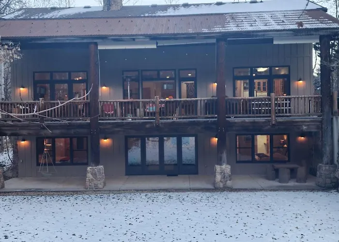 Sundance Spacious Vaulted Ceiling Cabin, Hot Tub, Huge Lawn