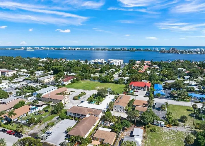 Lake Worth Getaway- Cozy Studio - Pool