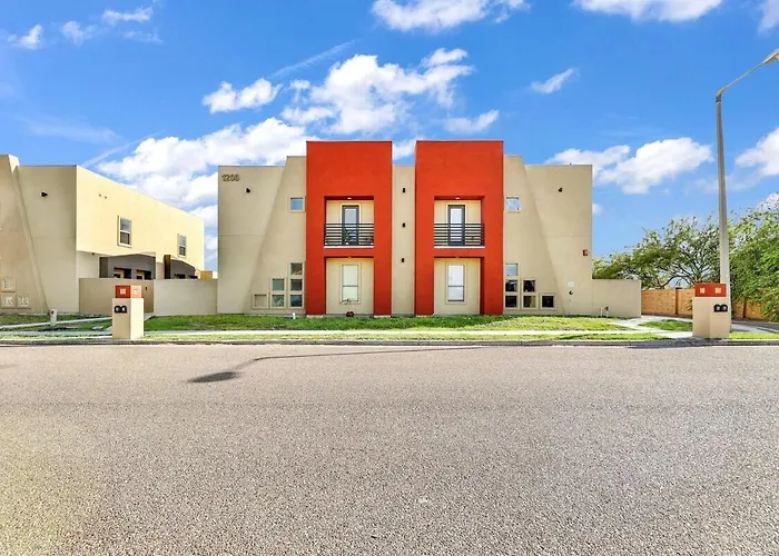 Relax & Enjoy In Our Spacious Townhome Getaway B