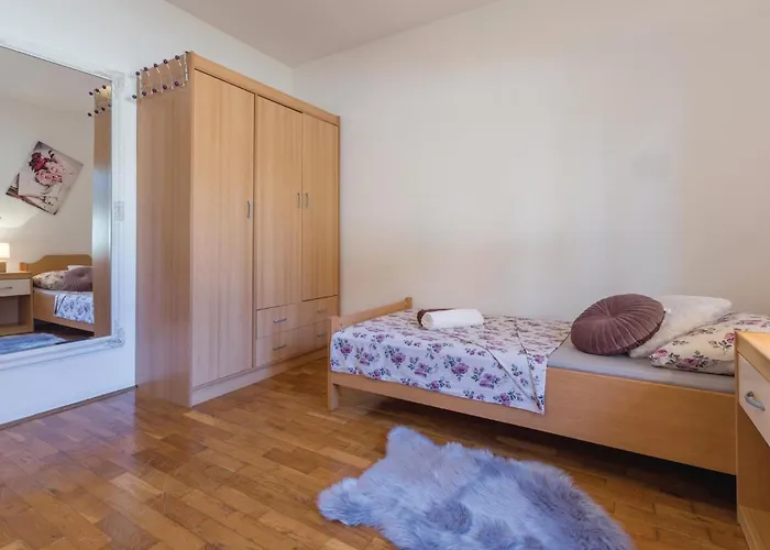 3 Bedroom Beach Front Home In Savudrija