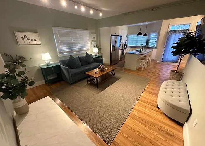 86 Dr Marcus House - Popular Broadway Area