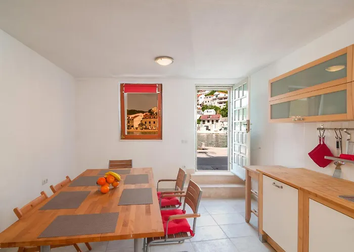 Beautiful Home In Pucisca With House Sea View
