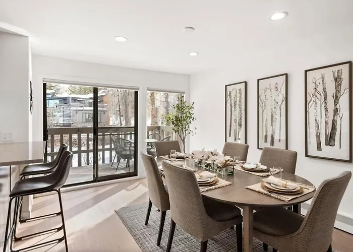 Renovated Riverfront 3 Bedroom Walk To Gondola!
