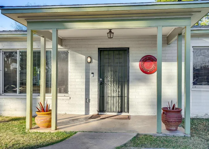Pet-Friendly Phoenix Home: Breezeway & Fenced Yard