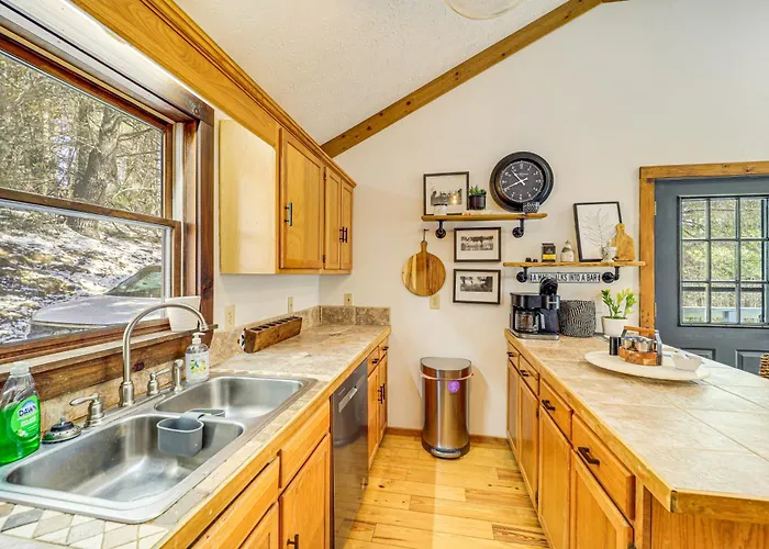 Boone Hideaway W/ Deck, Grill & Hot Tub!
