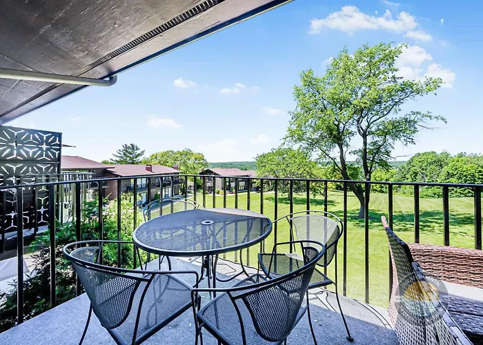 Your New Luxury Lakeview Condo W Pool Access