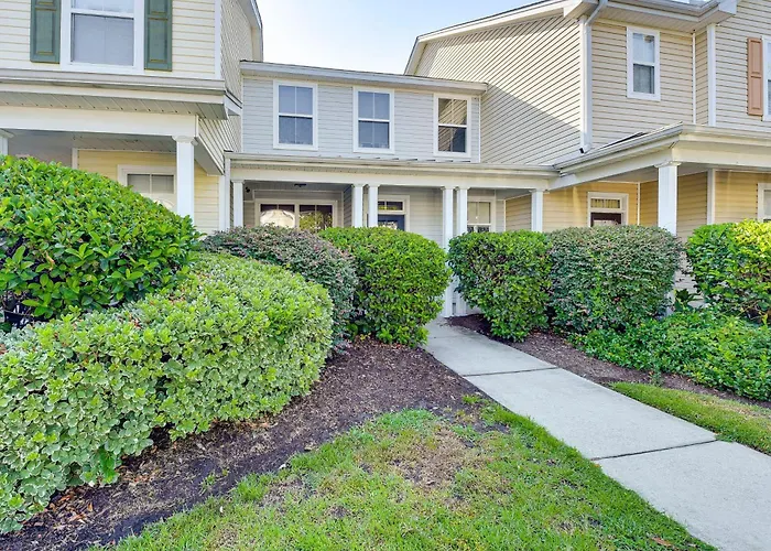 1 Mi To Old Town: Cheerful Bluffton Townhome!