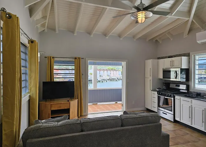 216A Upper Level, Deluxe 1 Bedroom