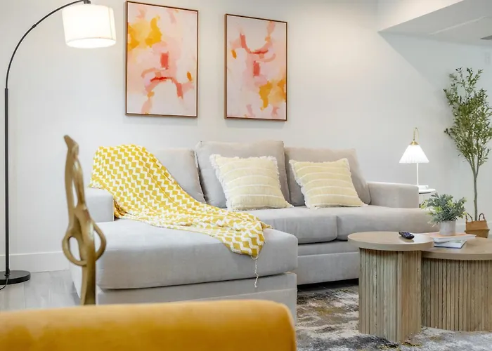 Cozy Urban Retreat Near Downtown La & Usc - Private Room With Shared Living Room And Kitchen