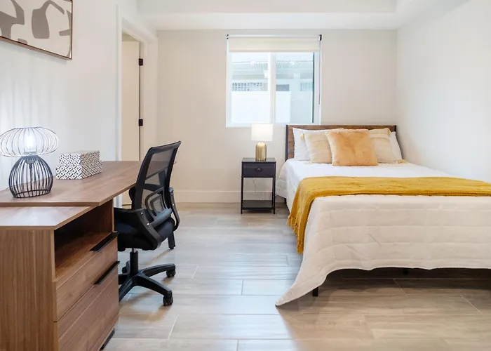 Cozy Urban Retreat Near Downtown La & Usc - Private Room With Shared Living Room And Kitchen