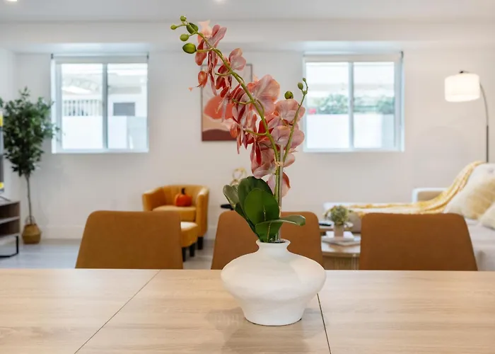 Cozy Urban Retreat Near Downtown La & Usc - Private Room With Shared Living Room And Kitchen