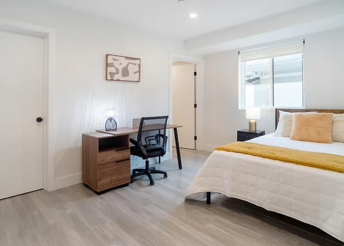 Cozy Urban Retreat Near Downtown La & Usc - Private Room With Shared Living Room And Kitchen