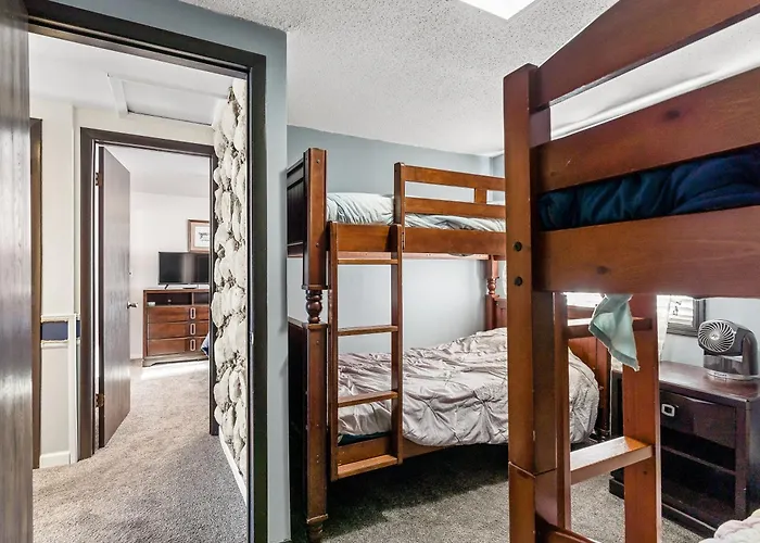 Three Bedroom Retreat In Twin Lake With Lake Access And Hot Tub