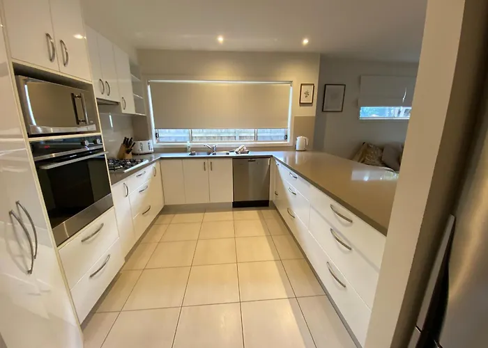 Sun-Lovers Beach House - Walk To Beach/Shops!