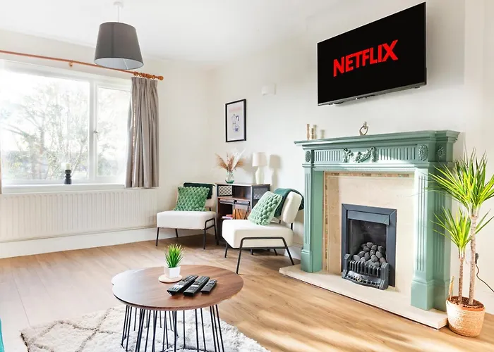 Stylish 3 Bedroom Home - Spacious - Beautifully Presented - Flex Check-In - Free Parking