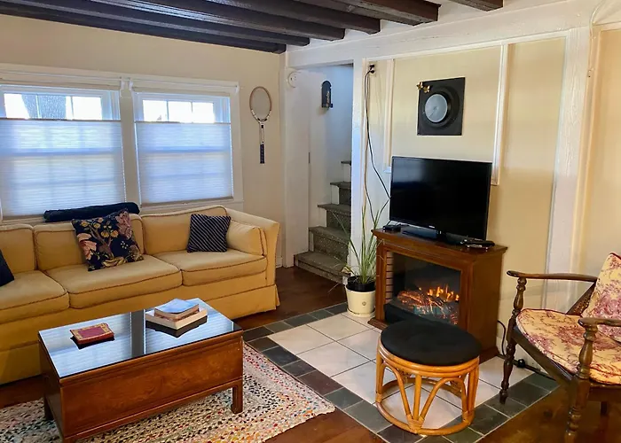 Charming 4Br Colonial Close To Downtown