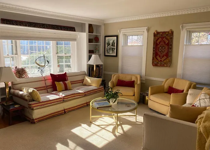 Charming 4Br Colonial Close To Downtown