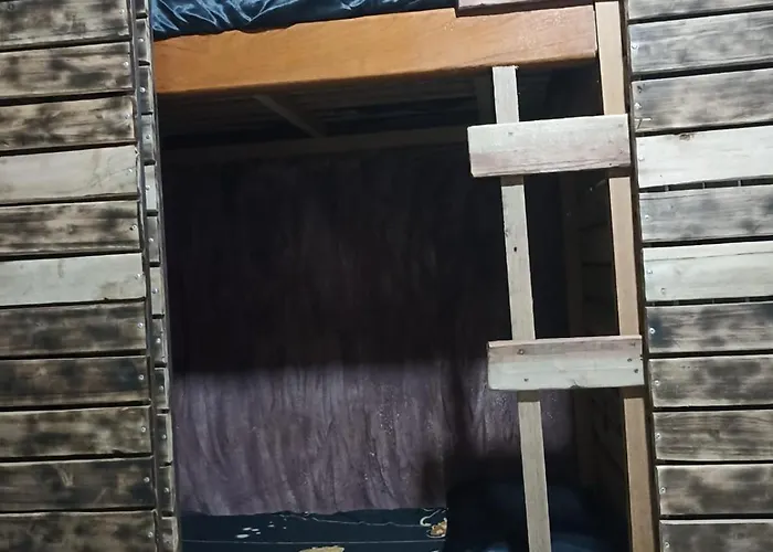 Quarto 07,cama de casal, beliche, com ar e TV, sala, cozinha e banheiro