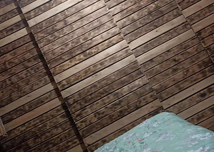 Quarto 07,cama de casal, beliche, com ar e TV, sala, cozinha e banheiro