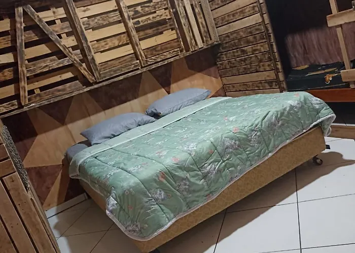 Quarto 07,cama de casal, beliche, com ar e TV, sala, cozinha e banheiro