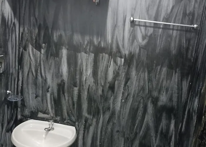 Quarto 05, quarto com cama de casal e 2 beliches, com sacada, banheiro e cozinha